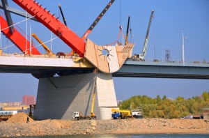 Завершаются работы на арочном пролёте мостового перехода через Обь (Бугринского моста) в Новосибирске