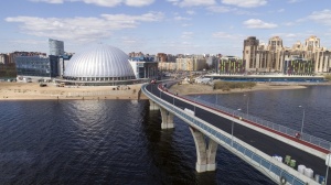 Construction of a new bridge to Krestovsky Island aligned with Yakhtennaya Street 