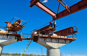 В Самарской области на строительстве обхода Тольятти завершена четвёртая стадия надвижки пролётного строения путепровода 
